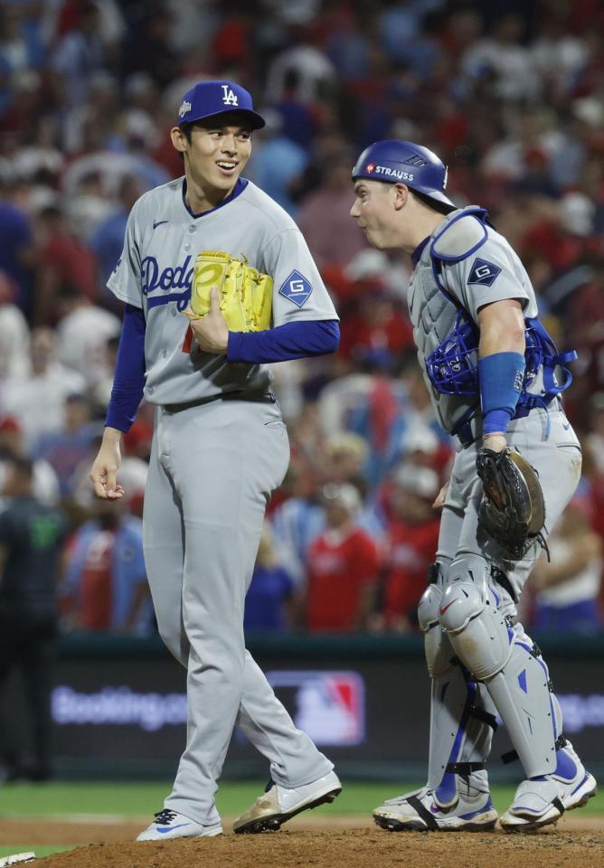 　フィリーズに勝利し笑顔を見せる佐々木（左）＝共同