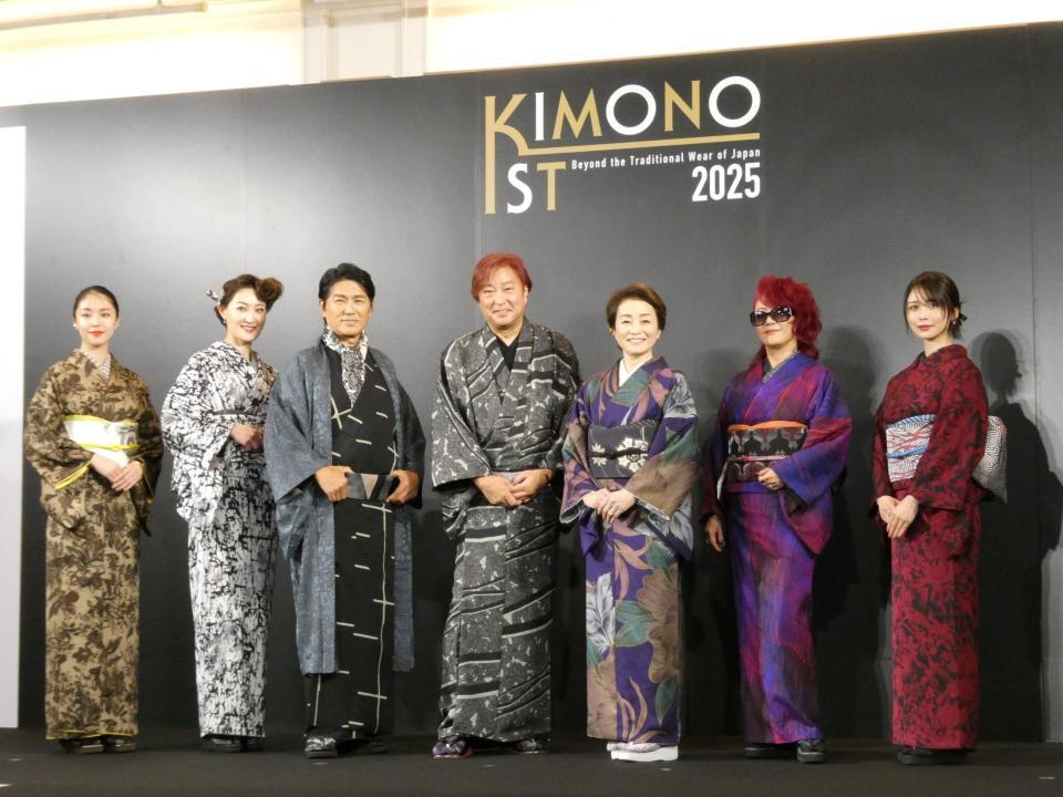 　写真に応じる（左から）唐田えりか、枝並千花、高橋克典、斉藤上太郎さん、仁科亜季子、大黒摩季、長濱ねる