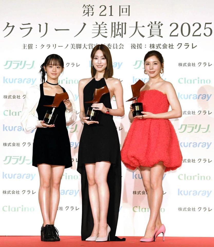 美脚大賞大賞に輝いた（左から）ティーン部門・中島瑠菜、２０代部門・高橋ひかる、３０代部門・仲里依紗＝６日
