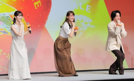 　グッドエールポーズを披露する（左から）浜辺美波、綾瀬はるか、Ｍｒｓ．ＧＲＥＥＮ　ＡＰＰＬＥの大森元貴（撮影・吉澤敬太）