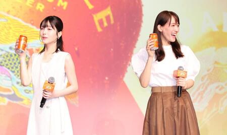 　ビールを飲み笑顔を見せる浜辺美波（左）と綾瀬はるか（撮影・吉澤敬太）