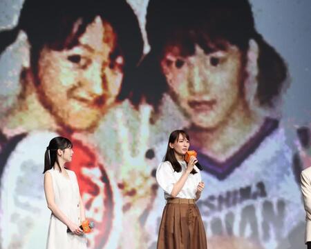 　少女時代の写真を背に故郷・広島の話をする綾瀬はるか（右）。左は浜辺美波（撮影・吉澤敬太）