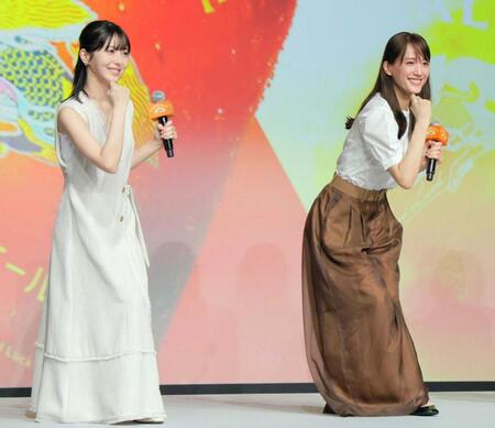 　「グッドエールポーズ」を披露する浜辺美波（左）と綾瀬はるか（撮影・吉澤敬太）