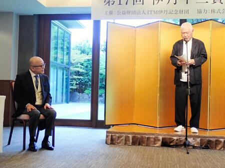 　南伸坊氏（右）の祝辞を聴く山田五郎氏