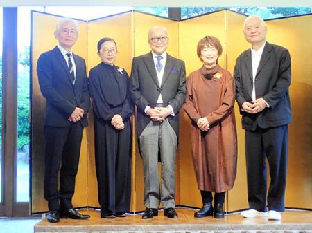 　第１７回伊丹十三賞の贈呈式に出席した（左から）周防正行氏、酒井順子氏、山田五郎氏、宮本信子、南伸坊氏