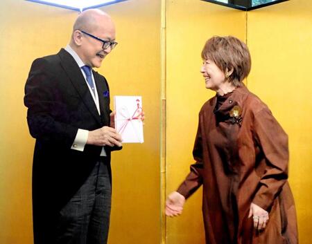 　宮本信子（右）から賞金を贈呈された山田五郎氏