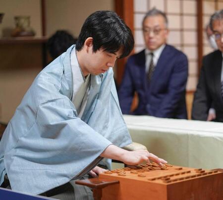 　第７３期王座戦５番勝負第４局で対局に臨む藤井聡太王座（日本将棋連盟提供）