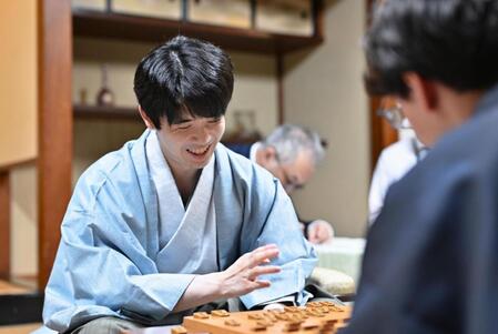 　将棋の第７３期王座戦５番勝負第４局で、伊藤匠叡王（手前）を破った藤井聡太王座