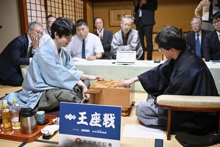 　将棋の第７３期王座戦５番勝負第４局で、伊藤匠叡王（右）を破った藤井聡太王座