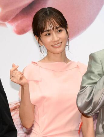 　ハートポーズを作る前田敦子（撮影・堀内翔）