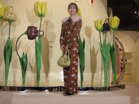 　ＭＡＲＮＩ　ＰＬＡＹＦＵＬ　ＢＬＯＯＭ　ＰＯＰ　ＵＰ」レセプションに登場した白石麻衣