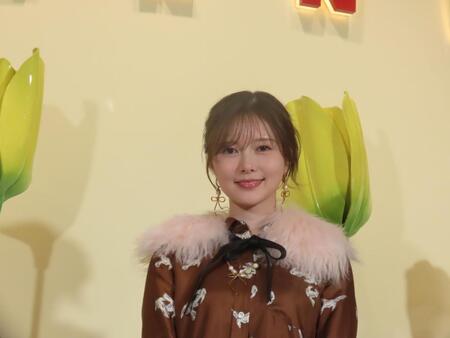 　ＭＡＲＮＩ　ＰＬＡＹＦＵＬ　ＢＬＯＯＭ　ＰＯＰ　ＵＰ」レセプションにパジャマで登場した白石麻衣