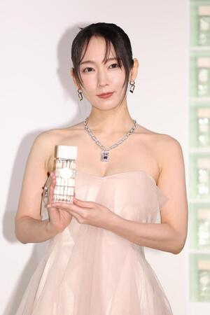 　登場した吉岡里帆＝東京・ＡＯＹＡＭＡ　ＧＲＡＮＤ　ＨＡＬＬ（撮影・吉澤敬太）