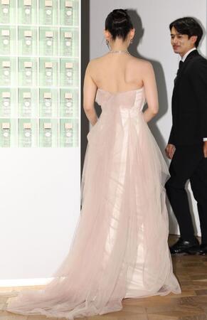 　美しい背中を披露する吉岡里帆＝東京・ＡＯＹＡＭＡ　ＧＲＡＮＤ　ＨＡＬＬ（撮影・吉澤敬太）