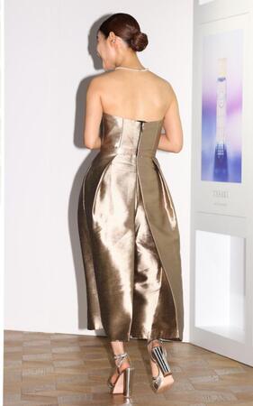 美しい背中を披露する瀧本美織＝東京・ＡＯＹＡＭＡ　ＧＲＡＮＤ　ＨＡＬＬ（撮影・吉澤敬太）