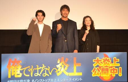 　「俺ではない炎上」大炎上御礼イベントに登場した（左から）藤原大祐、阿部寛、夏川結衣＝新宿区・新宿ピカデリー