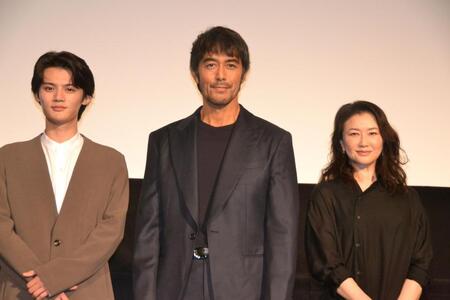 　「俺ではない炎上」大炎上御礼イベントに登場した（左から）藤原大祐、阿部寛、夏川結衣＝新宿区・新宿ピカデリー