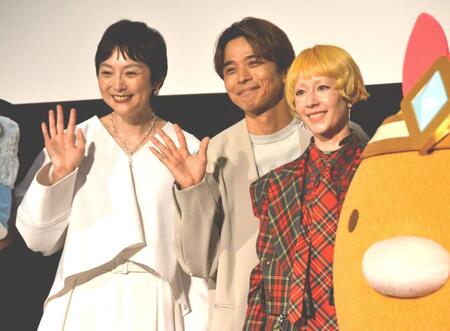 　劇場アニメ「映画　すみっコぐらし　空の王国とふたりのコ」のおひろめ試写会に登場した（左から）本上まなみ、井ノ原快彦、木村カエラ
