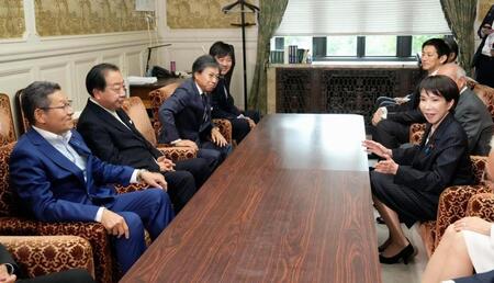 　立憲民主党の野田代表（左から２人目）らと面会する自民党の高市総裁（右手前）