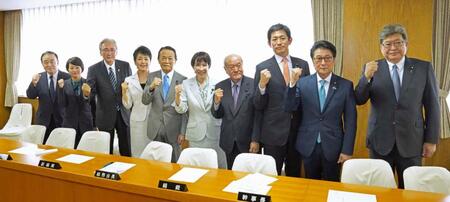 　自民党の新執行部が発足し、撮影に応じる（左から）梶山弘志国対委員長、鈴木貴子広報本部長、古屋圭司選対委員長、有村治子総務会長、麻生太郎副総裁、高市早苗総裁、鈴木俊一幹事長、小林鷹之政調会長、松山政司参院議員会長、萩生田光一幹事長代行