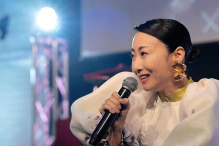 　熱唱する一青窈