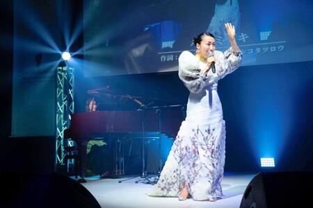 　熱唱する一青窈