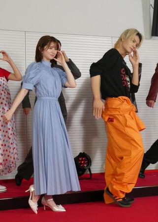 　「ＥＳＣＡＰＥポーズ」を決める（左から）桜田ひより、佐野勇斗