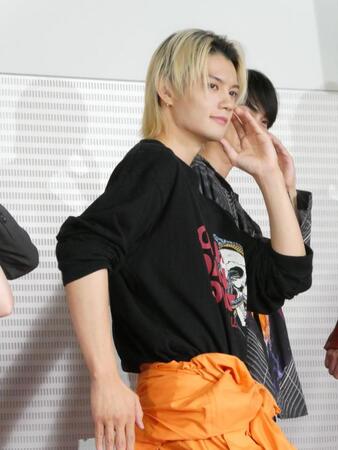 　「ＥＳＣＡＰＥポーズ」を決める佐野勇斗