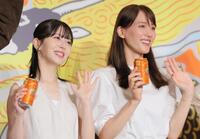 　手を振る浜辺美波（左）と綾瀬はるか（撮影・吉澤敬太）