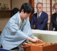 　第７３期王座戦５番勝負第４局で対局に臨む藤井聡太王座（日本将棋連盟提供）