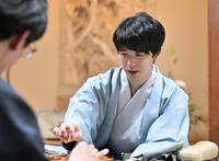　将棋の第７３期王座戦５番勝負第４局で、伊藤匠叡王（手前）を破った藤井聡太王座