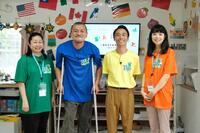 　子どもとの交流企画に登場したカミナリのまなぶ（左から２人目）とたくみ（同３人目）