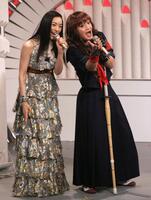 　２００６年の紅白歌合戦にゲスト出演した桜塚やっくん。左は仲間由紀恵