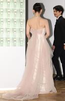 　美しい背中を披露する吉岡里帆＝東京・ＡＯＹＡＭＡ　ＧＲＡＮＤ　ＨＡＬＬ（撮影・吉澤敬太）