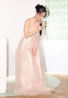 　美しくお辞儀する吉岡里帆＝東京・ＡＯＹＡＭＡ　ＧＲＡＮＤ　ＨＡＬＬ（撮影・吉澤敬太）