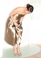 　お辞儀をする瀧本美織＝東京・ＡＯＹＡＭＡ　ＧＲＡＮＤ　ＨＡＬＬ（撮影・吉澤敬太）