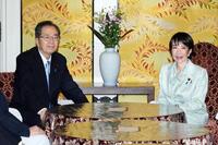 　会談に臨む公明党の斉藤代表（左）と自民党の高市総裁＝７日