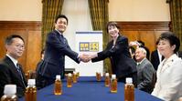 　国民民主党の玉木代表（左）と面会し、握手する自民党の高市総裁