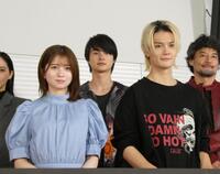 　写真撮影に応じる（前列左から）桜田ひより、佐野勇斗＝都内