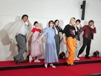 　「ＥＳＣＡＰＥポーズ」を決める（前列左から）桜田ひより、佐野勇斗、（後列左から）松尾諭、加藤千尋、ファーストサマーウイカ、結木滉星、山口馬木也