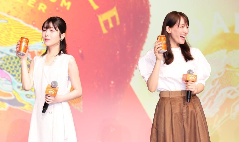 　ビールを飲み笑顔を見せる浜辺美波（左）と綾瀬はるか（撮影・吉澤敬太）