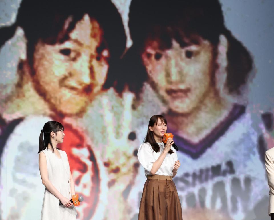 　少女時代の写真を背に故郷・広島の話をする綾瀬はるか（右）。左は浜辺美波（撮影・吉澤敬太）