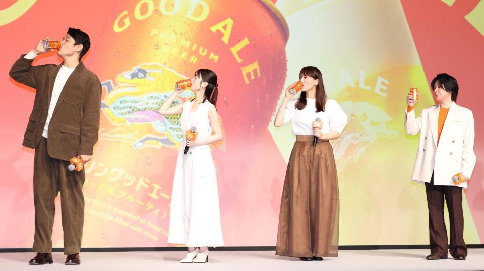 　ビールを飲む（左から）鈴木亮平、浜辺美波、綾瀬はるか、Ｍｒｓ．ＧＲＥＥＮ　ＡＰＰＬＥの大森元貴（撮影・吉澤敬太）