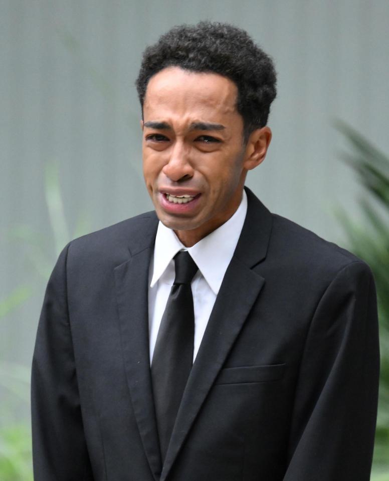 　釈放され、涙ぐみながらファンへの謝罪を口にする草間リチャード敬太（６日）