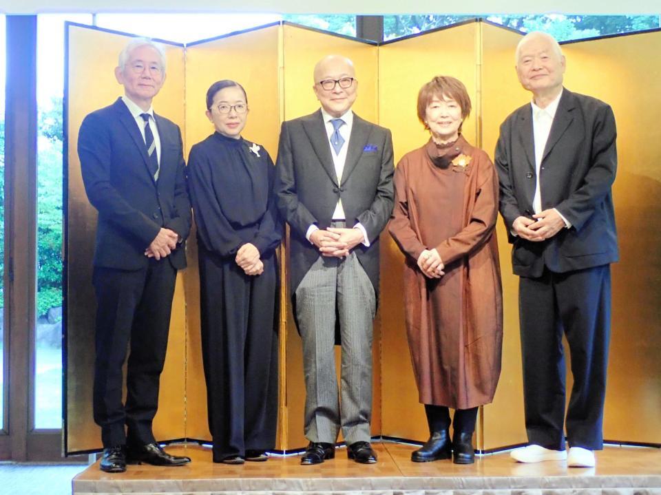 　第１７回伊丹十三賞の贈呈式に出席した（左から）周防正行氏、酒井順子氏、山田五郎氏、宮本信子、南伸坊氏