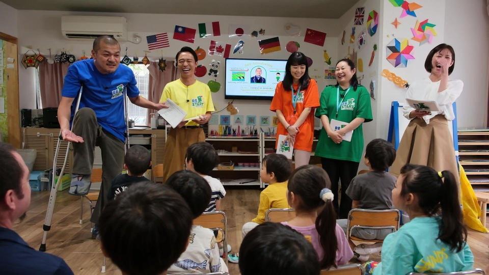 　子どもとの交流企画を行ったカミナリのまなぶ（左）とたくみ（左から２人目）