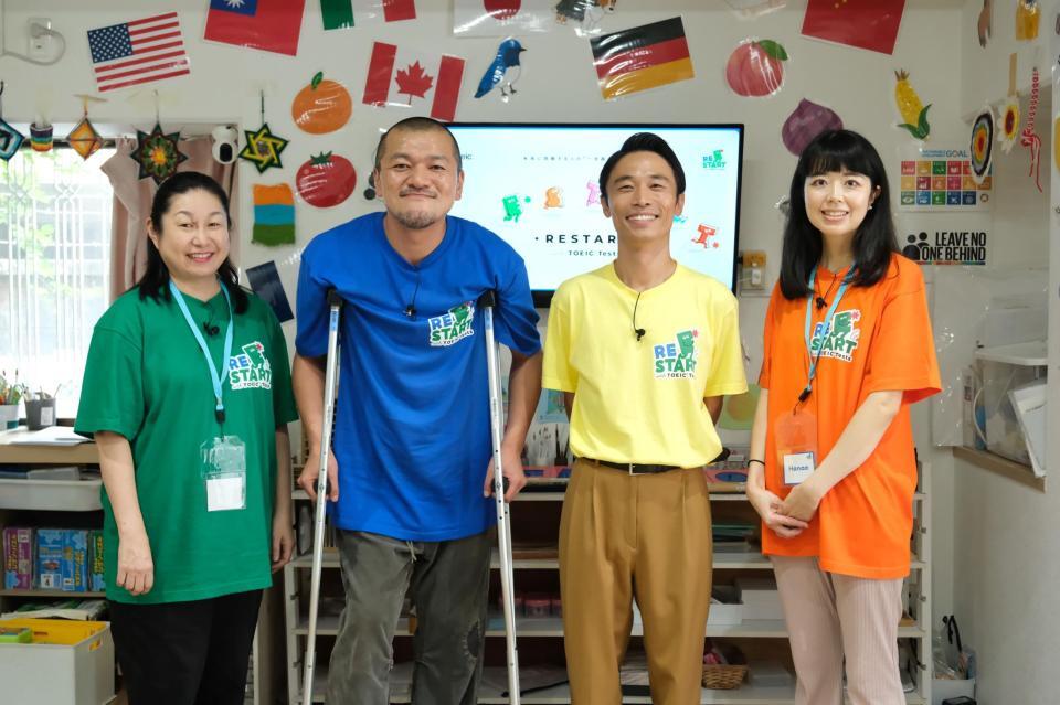 　子どもとの交流企画に登場したカミナリのまなぶ（左から２人目）とたくみ（同３人目）