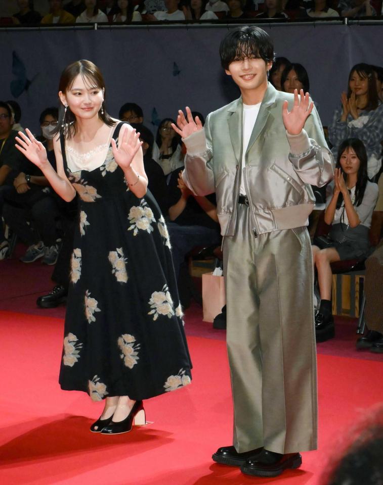 　登壇する長尾謙杜（右）と山田杏奈（撮影・堀内翔）　