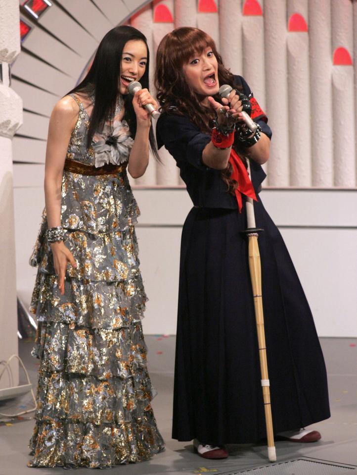 　２００６年の紅白歌合戦にゲスト出演した桜塚やっくん。左は仲間由紀恵