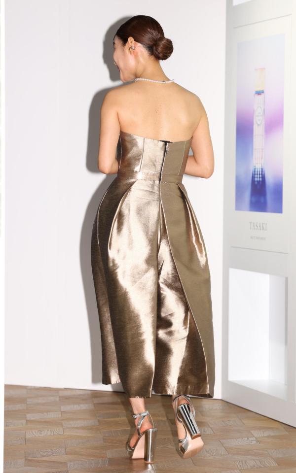 美しい背中を披露する瀧本美織＝東京・ＡＯＹＡＭＡ　ＧＲＡＮＤ　ＨＡＬＬ（撮影・吉澤敬太）